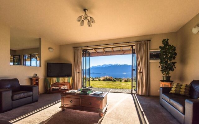 Loch Vista Lake View Villa Accommodation