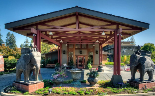 Dinah's Garden Hotel