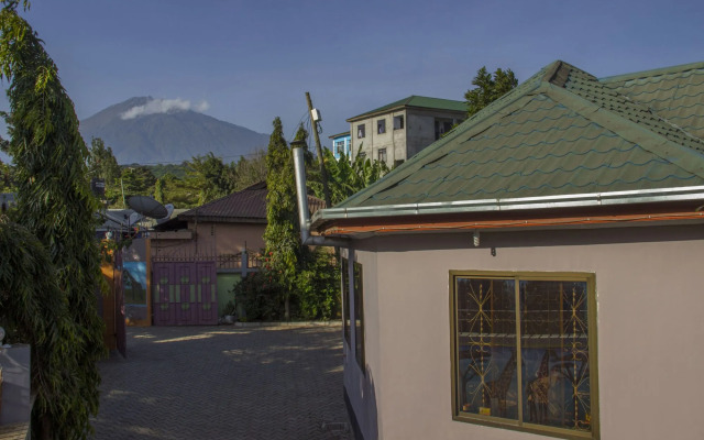 Arusha Giraffe Lodge