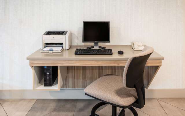 Days Inn & Suites by Wyndham Duluth by the Mall