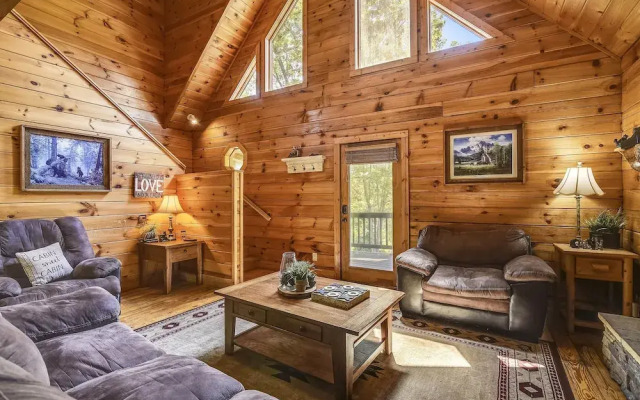 Mountain Serenity 2 Bedroom Cabin by RedAwning