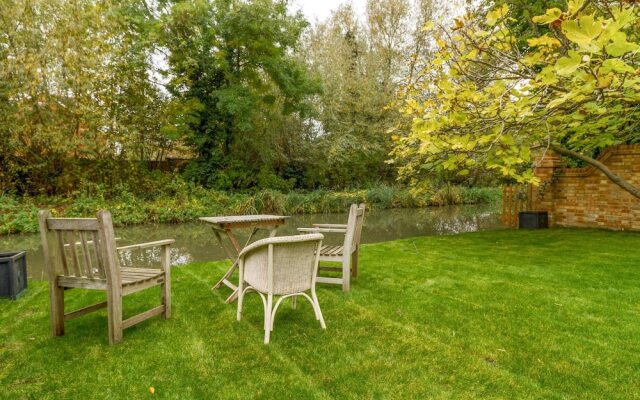 4 Bedroom Canalside Family Home in Oxford