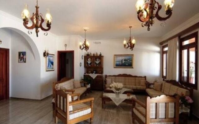 Irene Hotel & Studios - Beachfront