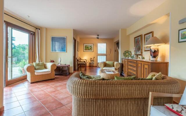 Splendid Villa with swimming pool a stone's throw from Palermo