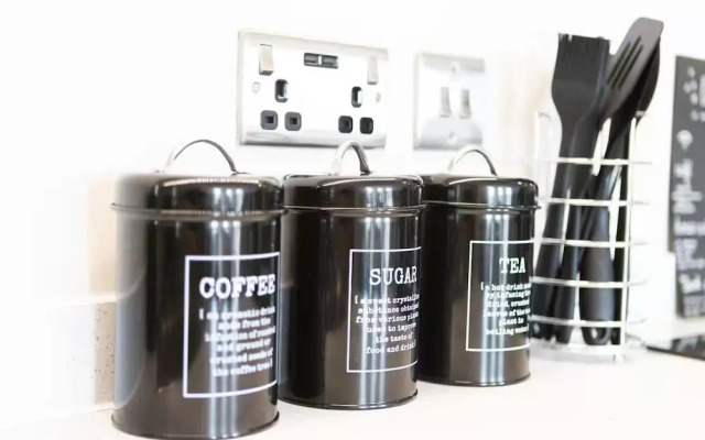 Modern City Apartment - Sleeps 4 & Walk to Arena