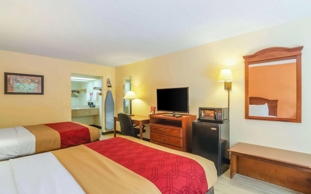 Econo Lodge Inn & Suites Gulfport Airport