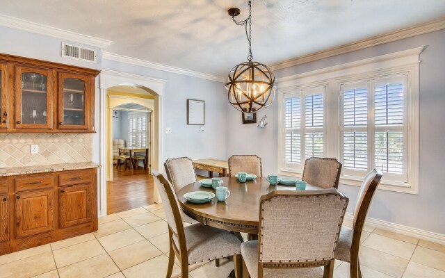 The Turquoise Turtle 4 Bedroom Home