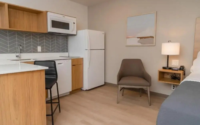 LivAway Suites Phoenix-Glendale
