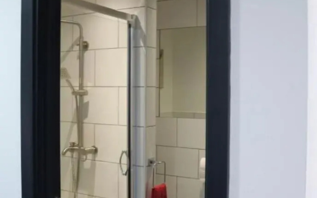 1 Bed Flat - Sleeps 2 - Parking - Balcony - Wifi