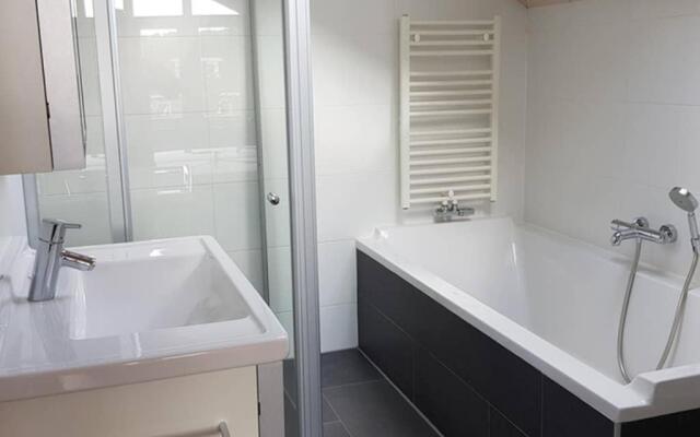 The Blue House - Luxurious Waterfront Villa Zeewolde