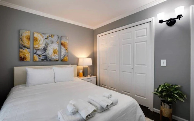 Creative & Cool 2br/2ba West Apt Home