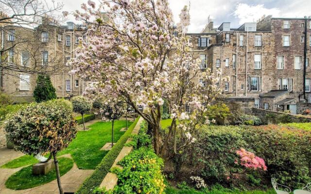 Quiet Mews House With Parking And Garden