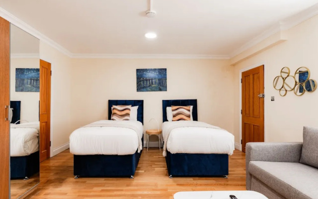 Warm Apartments in Queensway