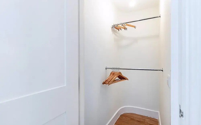 Stylish Chelsea Flat With Luxe Comfort Charm