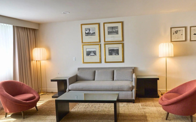 Luxe Sunset Boulevard Hotel