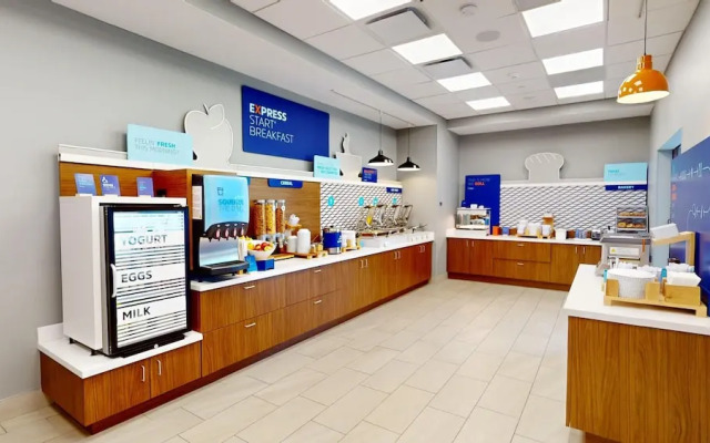 Holiday Inn Express & Suites Chicago Schaumburg by IHG