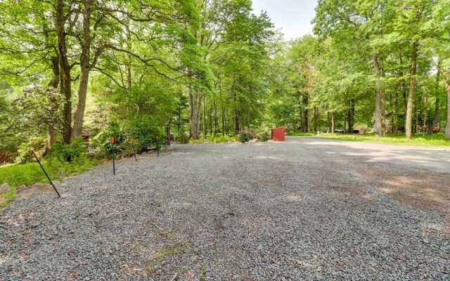 Outdoor Theater, Deck & Fire Pit: Poconos Retreat