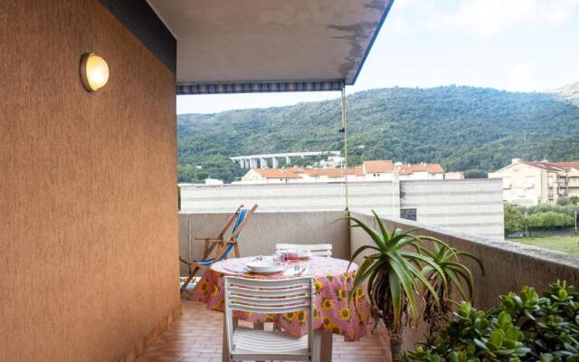 Box e Ampio Terrazzo per un Relax a 600 metri dal mare