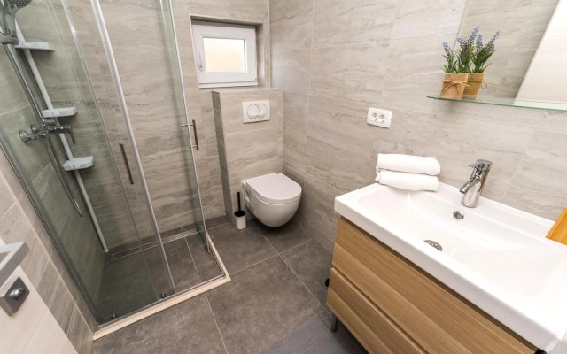 Ocean blue modern apartment for 8