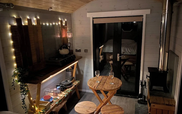 1 Bed Cabin - Sleeps 2 - Hottub - Parking - Garden