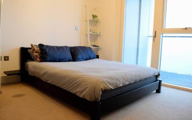 1 Bedroom Property in Brixton With Balcony