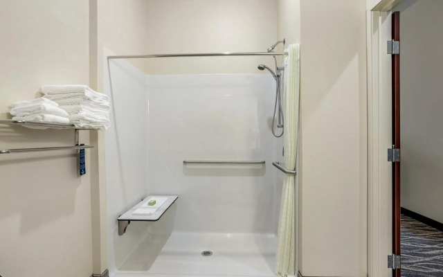 Cobblestone Hotel & Suites - De Pere/Green Bay