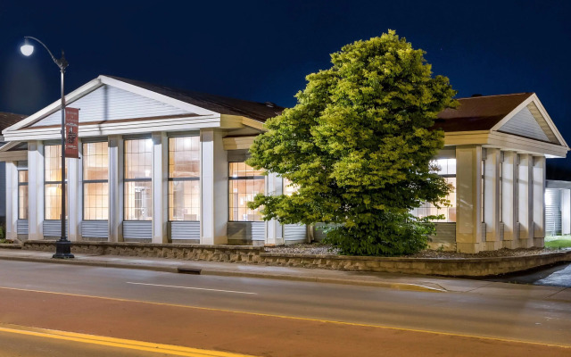 Super 8 by Wyndham La Crosse