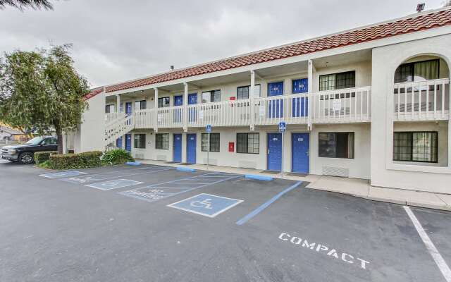 Motel 6 Salinas, CA - North Monterey Area