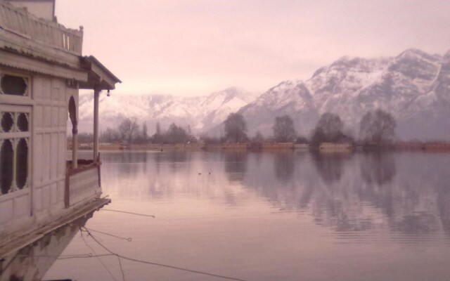 New Lucky Kashmir Houseboats