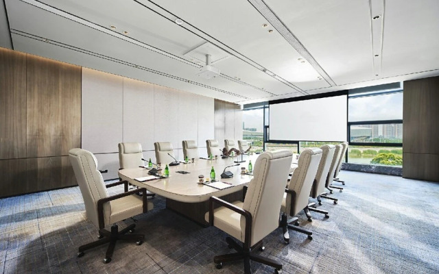 HUALUXE Nanjing Yangtze River by IHG