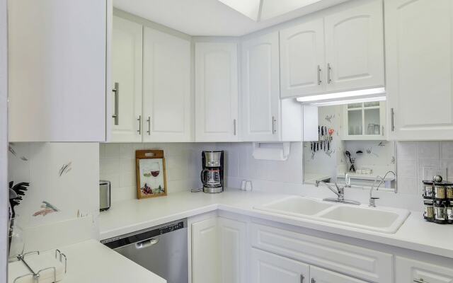 Cozy Beachfront Condo With Pool and Tennis Courts