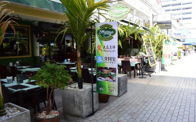 Big Boys' Bed & Burger