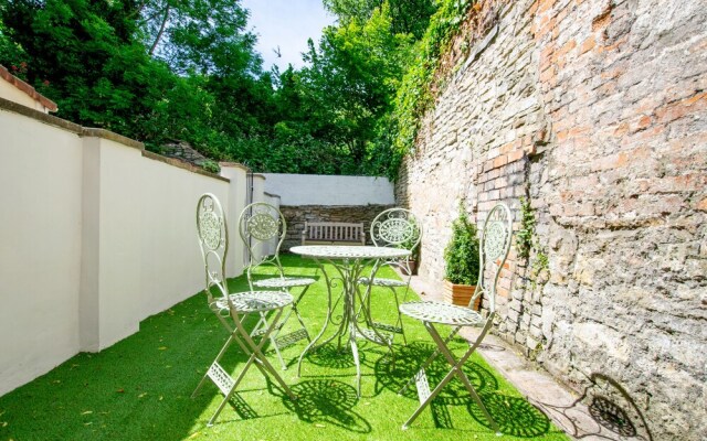 Large Garden Apartment Central Bristol