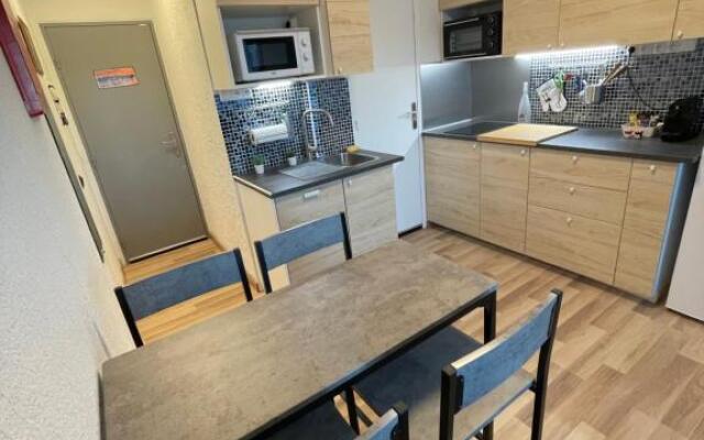 Studio vue port, belle terrasse, piscine