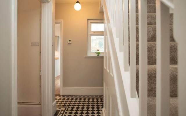 10 Bedroom Home In Glastonbury Beautiful Garden