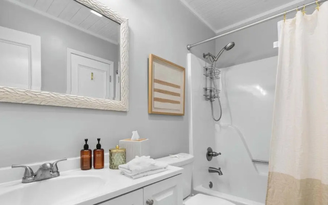 Spacious Family-friendly Retreat Beach Walkable