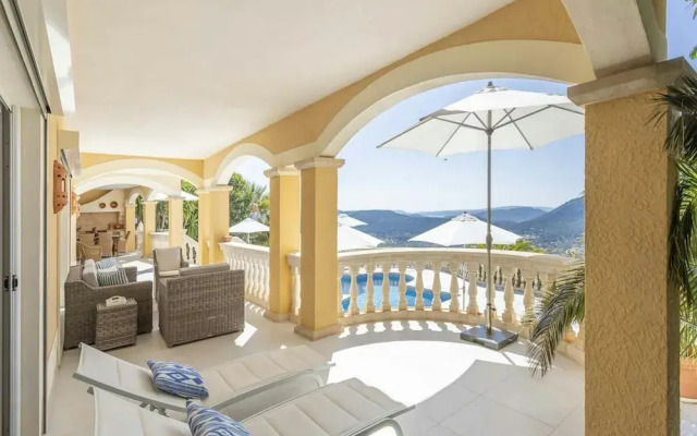 Lavish Villa With Saltwater Pool