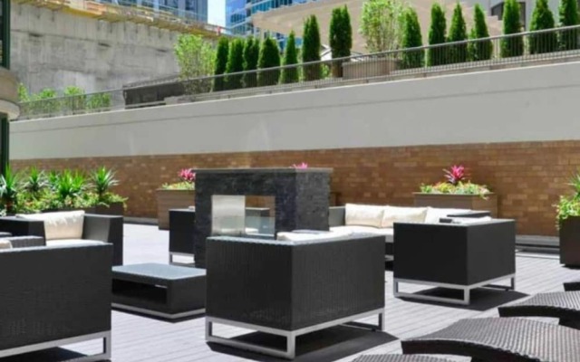 The Gulfstream - Vibrant Studio Heart of Downtown