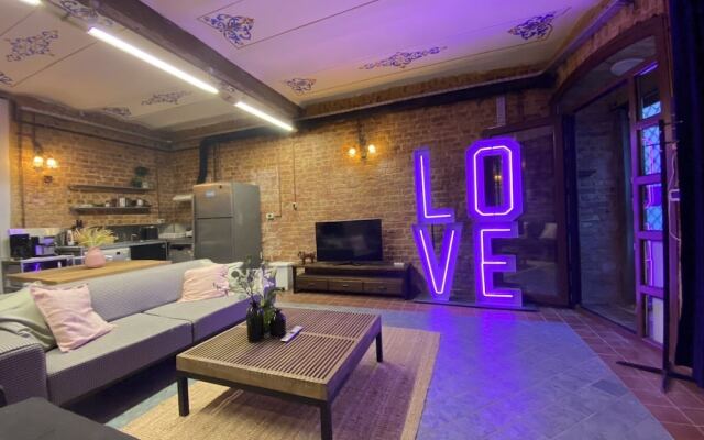 Centrally Located Historical Flat in Beyoglu