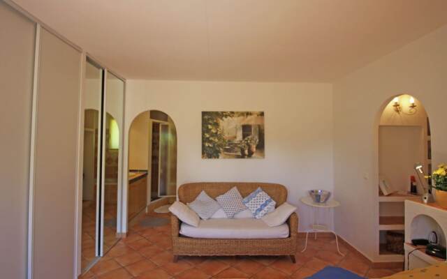 Gorgeous Villa in Bagnols-en-Foret with Swimming Pool