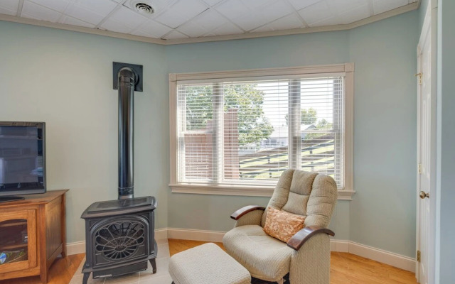 4 Mi to German Village: Studio w/ Hot Tub!