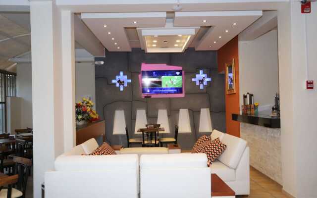 Capac Hotel II