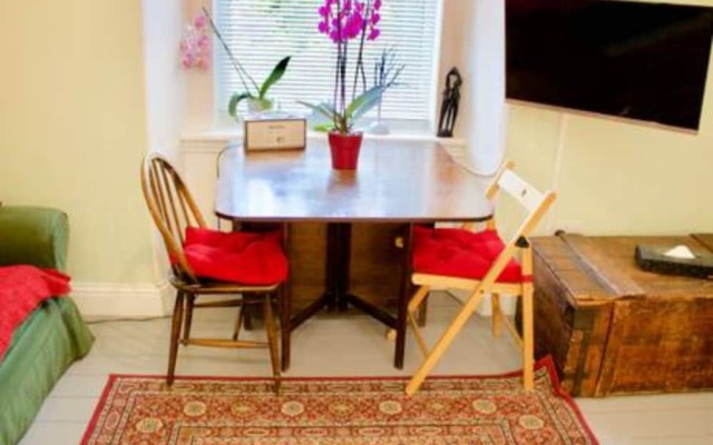 1 Bedroom Flat With Front Garden Sleeps 3