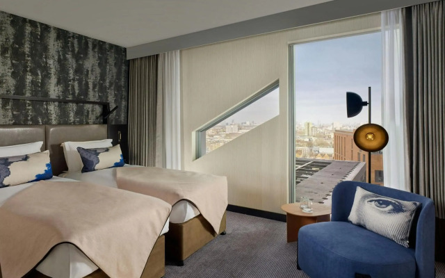 Montcalm East, Autograph Collection