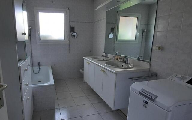 Sumptuous Holiday House Near The Beaches