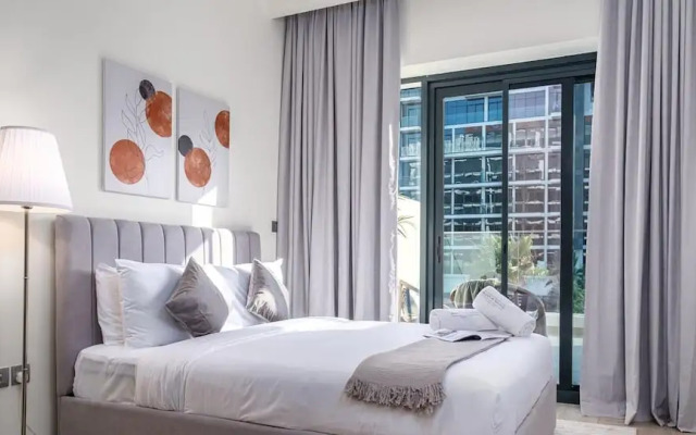 Large Balcony Studio 10mins From Dubai Mall