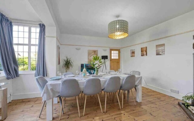 Beautifully Furnished Home - 5 Minutes to the Sea!