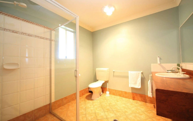 Emerald Explorers Inn