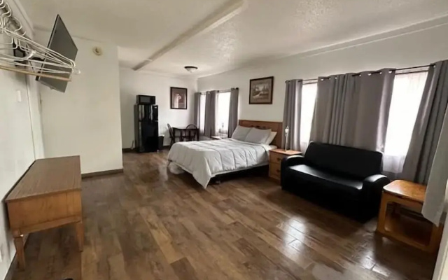 Bobbi's Classic Motel