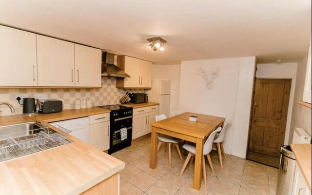 Large Stunning City Centre House With Cinema Room